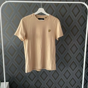 T-Shirt - Lyle and scott t-shirt mycket bra skick 