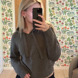 Stickad hoodie  - Super mysig stickad hoodie från ZALANDO som börjar bli lite för liten🙃🙃