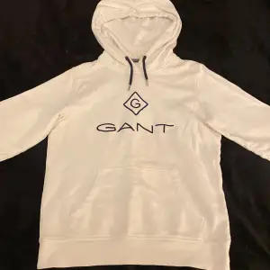 Gant hoodie, knappt använt storlek xs men skulle säga att den passar M också🫶🏽