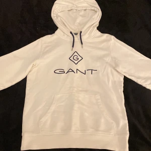 Hoodie  - Gant hoodie, knappt använt storlek xs men skulle säga att den passar M också🫶🏽