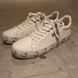 Hello Kitty skor - Hello Kitty skor i storlek 39 från bershka, säljs inte längre om jag inte minns fel. Endast testade och i nyskick :)
