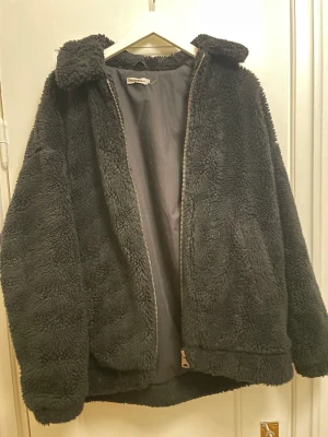 Teddy jacka  - Jättefin och mysig Teddy jacka för vintern! Jag har aldrig använt den men köpt secondhand, finns inga defekter!! Skriv vid intresse eller frågor! 🩷