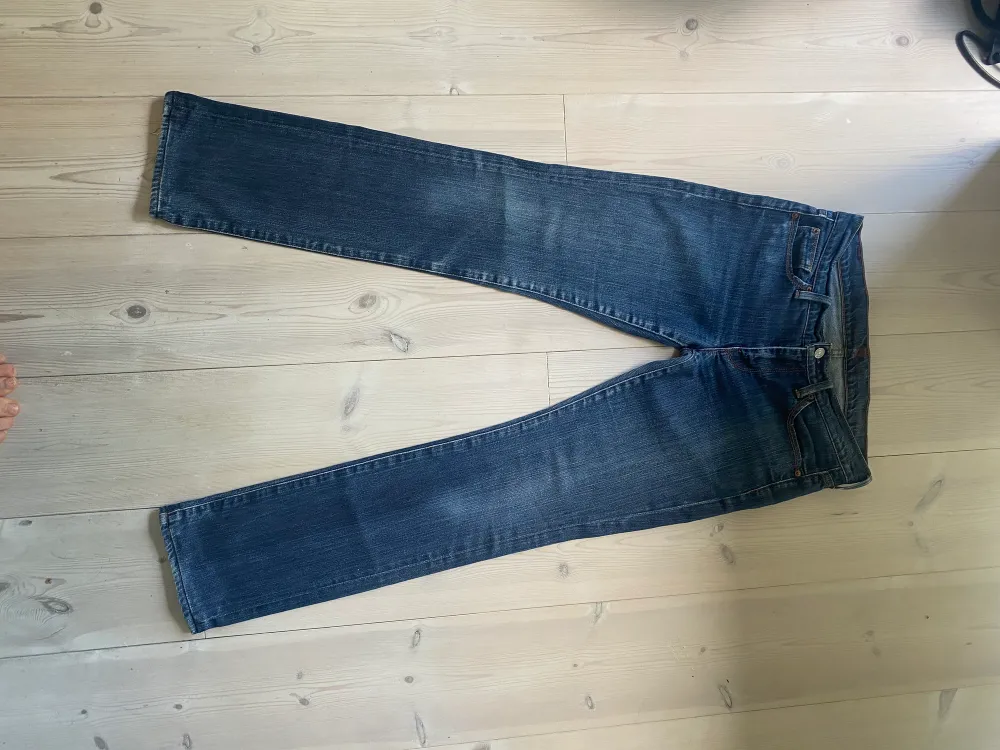 Jätte fina jeans!  Nypris 2700kr  Lågmidjade och raka jeans  Mått  Midja : 40 x 2 cm  Längd från grenen: 79 cm . Jeans & Byxor.
