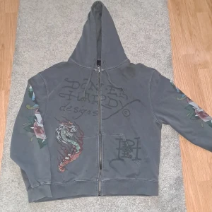 Ed hardy Skullzipper - Tröjan har Inga skador knappast använd. Sitter lite större en en normal M Priset går att diskuteras  Jag är 176cm lång