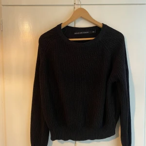 Stickad tröja - Stickad tröja från lager157. Tror den är i s men passar även M. Använd tröja men fortfarande fin. Mysig under hösten. 