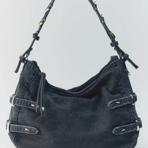 Axelväska - Säljer denna snygga väska från Zara, köpte den i London för någon vecka sen men ångrade mig då jag inte tycker den är värd priset jag betalade och kunde inte lämna tillbaka i Sverige. Kostar 700kr i butik, i nyskick. Går att ha som crossbody