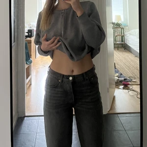 Baggy midwaist jeans  - Gråa boyfriend jeans från Gina. Sitter lite högre upp i midjan på mig som i regel har stl 36, men om du är mindre så blir de mer low waist 