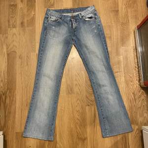 Jag säljer mina jätte fina vintage replay jeans på grund av att dom inte passar💘💐 Dom är LOWWAIST och utsvängda längst nere. Dom är lite korta på mig(162), dom är lite tajta i midjan. Dom passar inte lite curvigare kroppar W:28 L:34