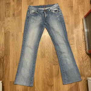 Replay, lowwaist, bootcut - Jag säljer mina jätte fina vintage replay jeans på grund av att dom inte passar💘💐 Dom är LOWWAIST och utsvängda längst nere. Dom är lite korta på mig(162), dom är lite tajta i midjan. Dom passar inte lite curvigare kroppar W:28 L:34