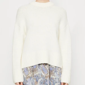 Vit stickad tröja Gina tricot - Vit stickad tröja från Gina Tricot. Knappt använd och därför i väldigt gott skick. Har S men tog L för oversize och blev lagom oversize för min storlek. Köptes för 399kr men säljer för 199kr. Kan gå ner i pris vid snabb affär❤️