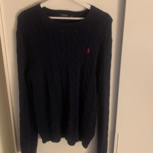 Stickad tröja - Ralph lauren stickad tröja 💙 Storlek M men sitter fint som en oversize stickad tröja inför hösten 🍂