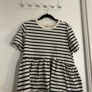 Tröja Zara - Säljer denna fina tröja i storlek S från Zara då den aldrig kommer till användning. Använd ca 2 gånger. Säljer för 130kr + frakt💕🙏🏼 