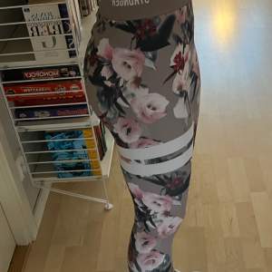 Fina Stronger tights i fint skick 💓Storlek S men passar även Xs.