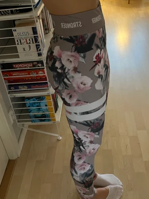 Blommiga stronger - Fina Stronger tights i fint skick 💓Storlek S men passar även Xs.