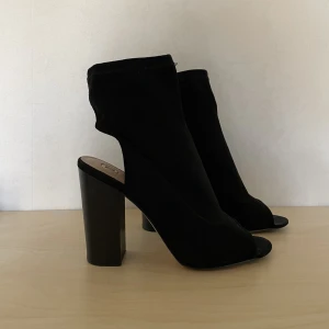 River Island klackskor stl. 39 - Klackskor från River Island, stl. 39.  Finns att hämta i Örebro. Köpare står för frakt om post önskas. 