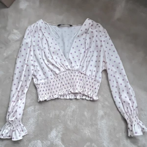 Blus - Vit silkesblus med rosa/lila prickar❣️