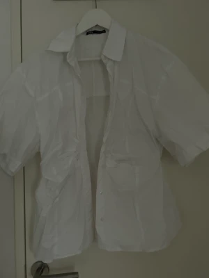 Söt vit topp🤍 - Supersöt vitt topp med indragen midja. Den är i strlk L men jag skulle snarare säga M. 