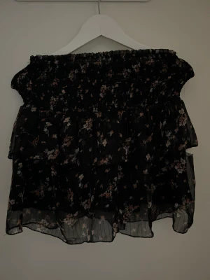 Söt volangkjol - Jättefin volangkjol från Neo Noir🖤Tyvärr har den gått upp lite i sömmen på högersida, bild finns på detta. 