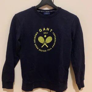 Blå GANT tröja  - Bra skick, inget tecken på användning.