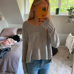 Grå tröja  - Grå Hollister tröja❤️ med v-ringning. Superfin, jättemjuk och skön. Skriv för fler bilder.
