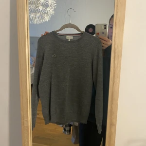 Lacoste tröja - Grå stickad tröja från lacoste i storlek xs🩷ny pris cirka 1000 och köpate står för frakt
