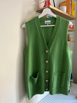 Ganni väst - 100% Kashmir  - 100% Kashmir från Ganni, Storlek S (passar även mig som är en M/40, mitt pris: 1800 kr (nypris ca 5000 kr).  Skicket är mycket fint, använt kanske 5 gånger. Några mindre noppor som är oundvikligt, se bild  