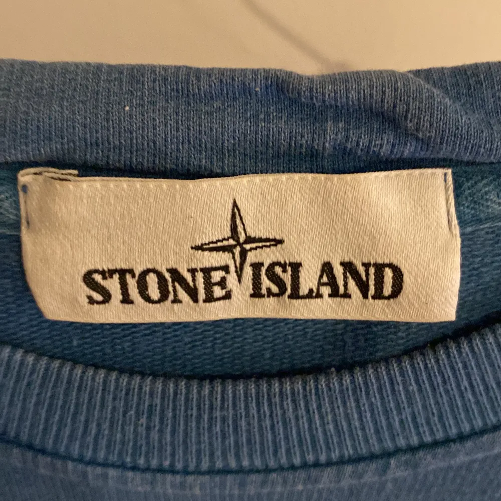 Hej, säljer nu min pappas Stone island crewneck som är lite vintage. Den är i bra skick och har inga hål eller defekter. Den är köpt på deras egna hemsida.. Tröjor & Koftor.