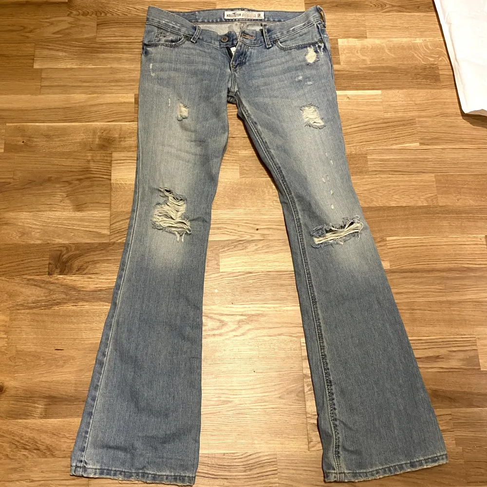 Säljer dessa super snygga bootcut jeansen💕midjemåttet är ca 74cm. (Sista bilden är lånad från förra ägaren!) . Jeans & Byxor.