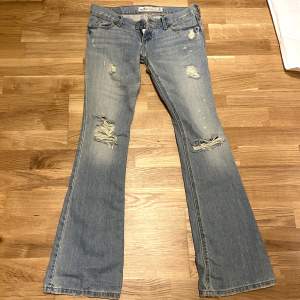 Säljer dessa super snygga bootcut jeansen💕midjemåttet är ca 74cm. (Sista bilden är lånad från förra ägaren!) 