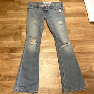 Hollister jeans - Säljer dessa super snygga bootcut jeansen💕midjemåttet är ca 74cm. (Sista bilden är lånad från förra ägaren!) 