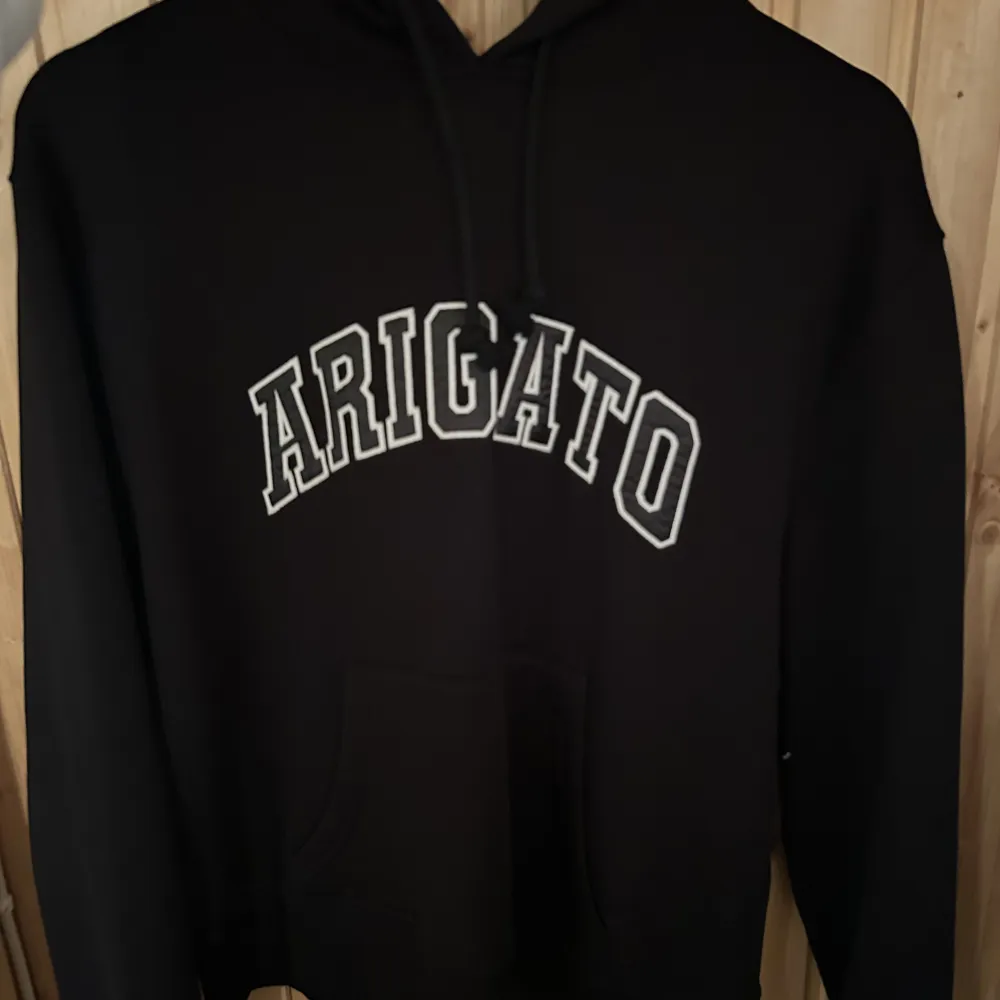 Säljer min snygga Arigato hoodie, passar S och M använd ett väldigt få antal gånger. . Hoodies.