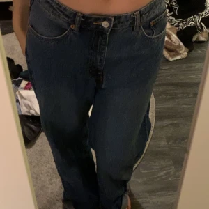 Jeans - Mörkblå jeans i riktigt bra material! Från lager 157, köpta förra året för 500kr. Jag har vanligen storlek s-m och dessa är storlek L så dem är lite oversized!