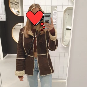 Kappa i mocka  - Hej! Säljer min fina jacka i mocka som är mycker sparsamt använd. Verkligen super fin och varm, perfekt nu till hösten🧡