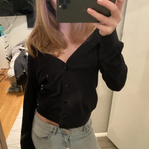 Tröja  - Svart kofta som är köpt second hand