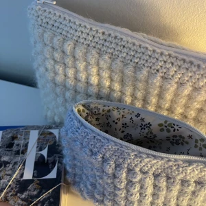 Ljusblå necessär - Super fin och användbar liten necessär. Det är den ljusblåa som säljs, passar utmärkt att ha i väskan för smågrejer så som smink, smycken, pennor, allt möjligt.Den är handgjord och även i mohair garn därav priset. 