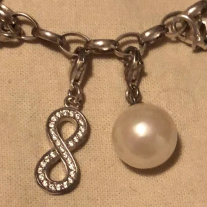 4st Thomas sabo berlocker - Inga synliga fel Förutom-Pärlan har en 1mm prick på dig 250kr med diamanter  200kr st annars Alla 800kr