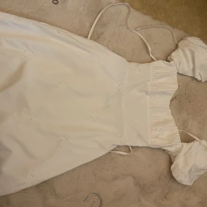 Student klänning - Vit klänning passar för ni som vill ha fina student klänning. Öppen rygg, storlek XS. Pris lapp är kvar, aldrig använt. Köpte för 499kr på Zara