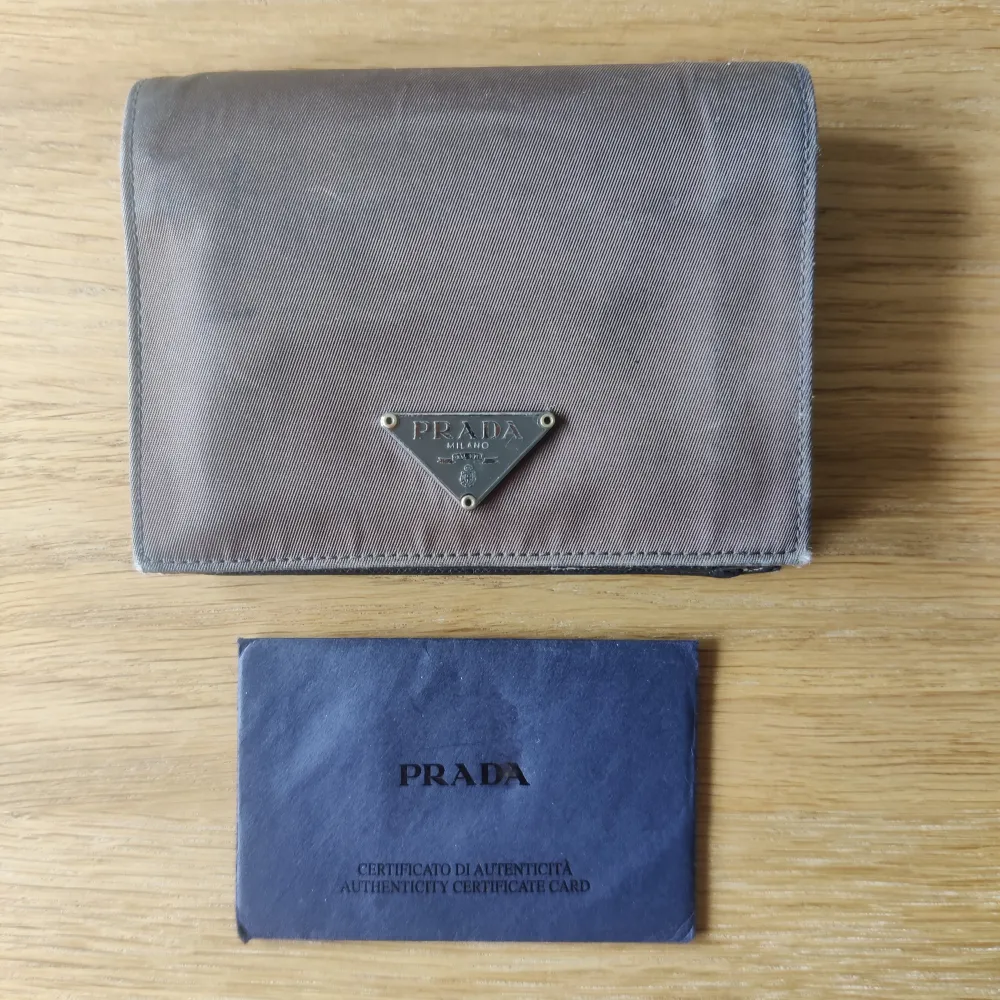 Vintage plånbok från Prada. Använt skick. Äkthetsbevis finns.. Accessoarer.