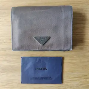 Vintage plånbok från Prada. Använt skick. Äkthetsbevis finns.