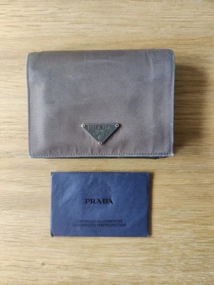 ÄKTA Prada plånbok  - Vintage plånbok från Prada. Använt skick. Äkthetsbevis finns.