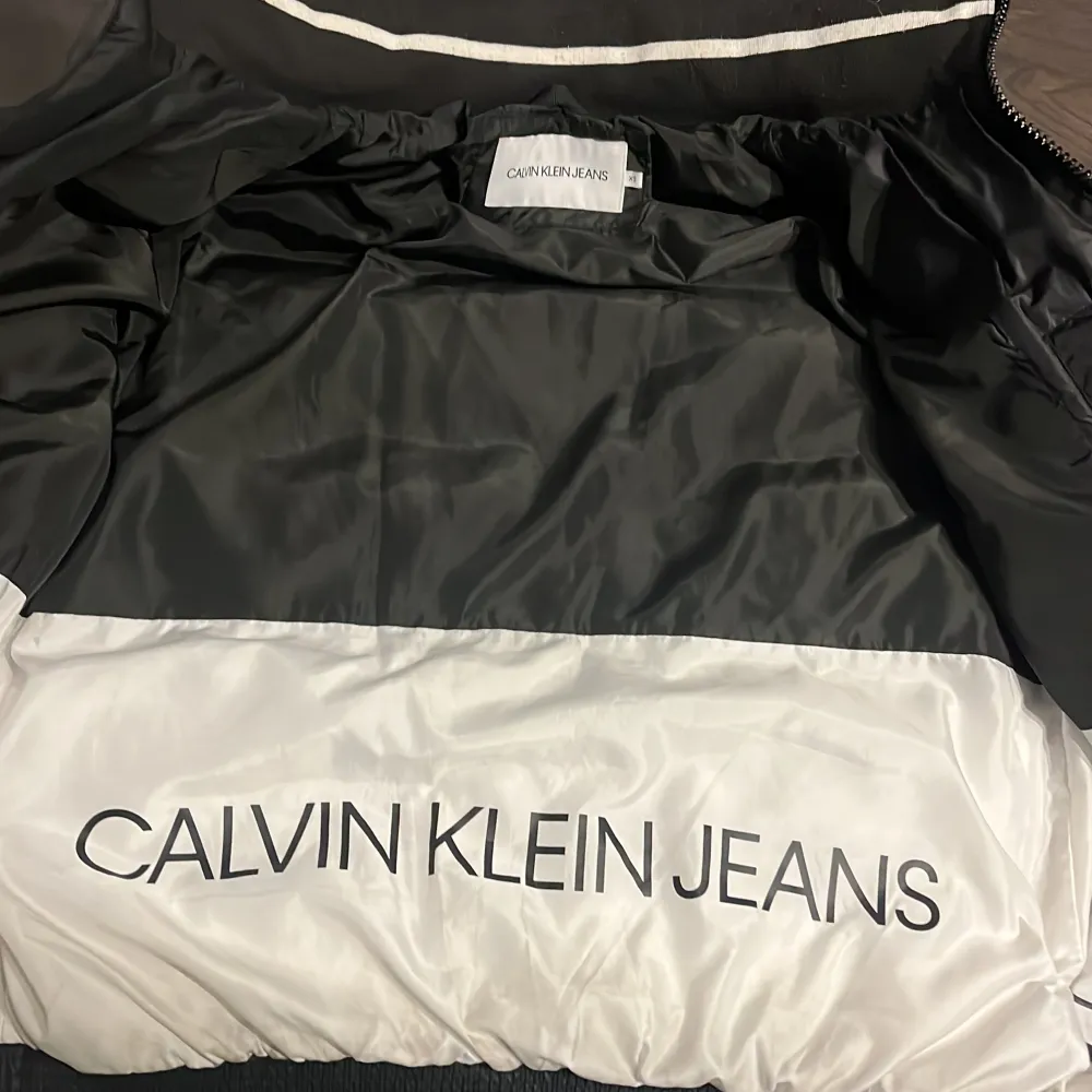 Säljer min Calvin Klein jacka som inte används längre.  Skick 9,5/10 är nästan helt som ny bara att jag inte har kvar luvan Nypris: 2500kr Mitt pris: 800kr. Jackor.