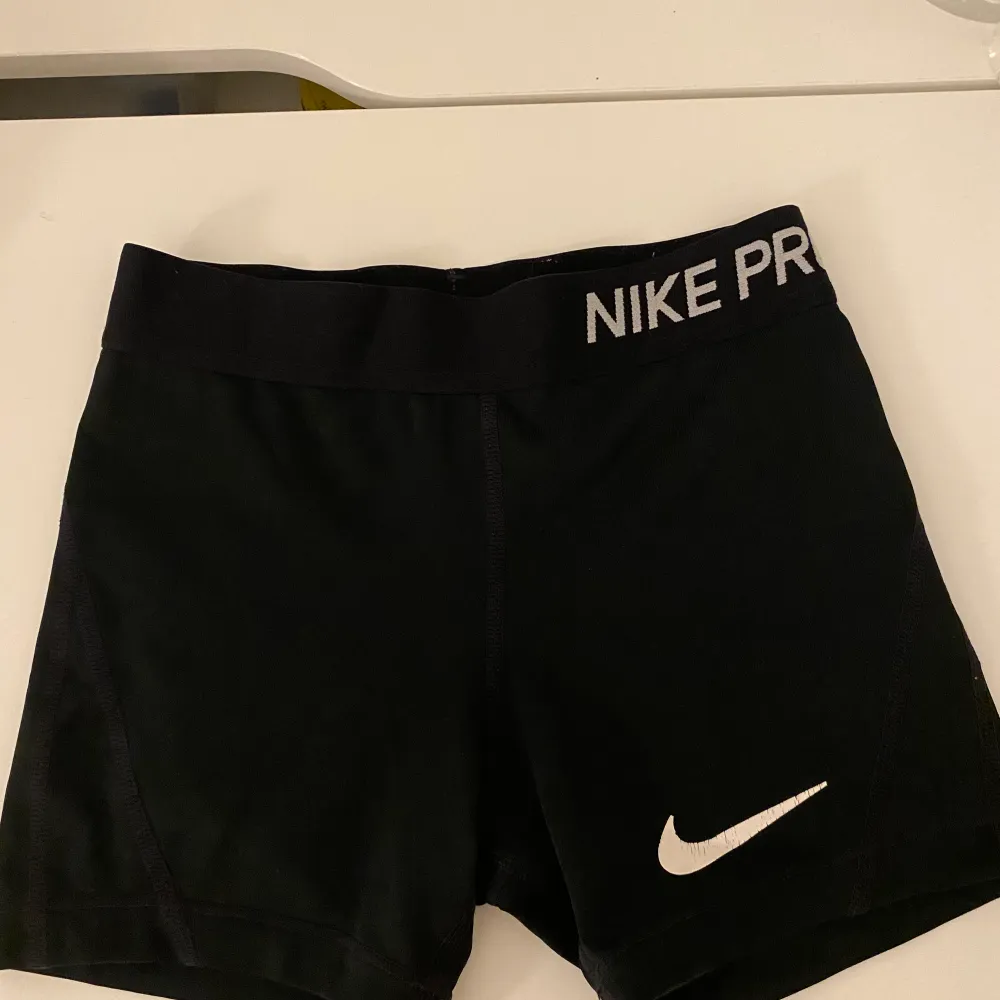 Gammal model på shortsen och Nike märket börjar spricka lite i färgen. Shorts.
