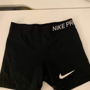 Gammal model på shortsen och Nike märket börjar spricka lite i färgen