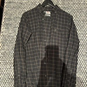 Fjällräven skjorta - Säljer en mysig fjällräven skjorta i sjukt skönt material pga att den är för liten i storleken. Fick den i somras och har aldrig använt den sen dess. Ny pris är 1200. Bara att skriva vid frågor eller fler bilder!😊