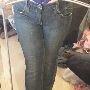 Lågmidjade jeans passar för M storlek 42  Jag är 158 lång och dom passar precis i längden 