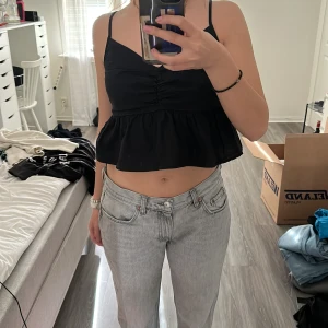 topp - svart kort topp, jättesöt, aldrig använd jättebra skick 