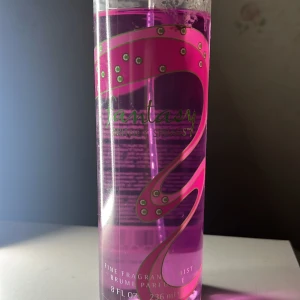 Fantasy bodymist Britney spears - Säljer denna britney Spears bodymisten. 236ml. Inte använt alls mycket. Tycker inte doften passar på mig!🩷🩷