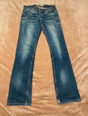 Low waist jeans - Intressekoll på dessa skitsnygga Low waist raka jeansen! Älskar verkligen färgen och detaljerna bak😍🙏 Storlek 27/32, liiite för små för mig som är 173 och brukar ha stl 36/38. 