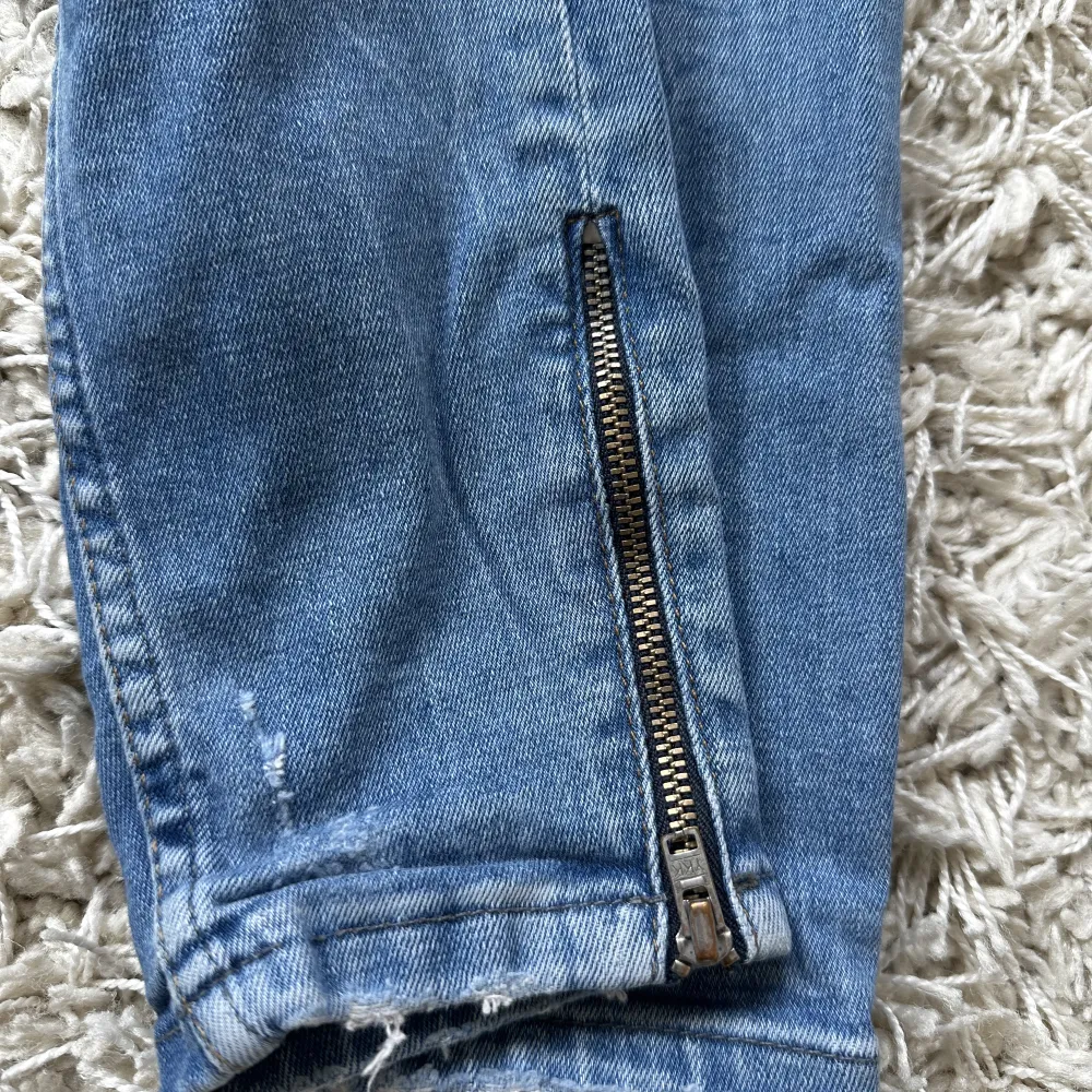 Jeans från Gina Tricot märke Kristen.  Storlek 26/30.. Jeans & Byxor.