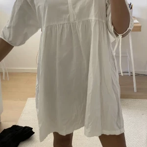 Klänning - Vit kort klänning. Fraktar för 30kr eller 54kr(spårbart) eller möts upp i Lund